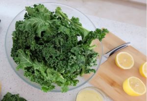 Rezept: Einfacher Grünkohl mit Zitrone und Knoblauch in der Pfanne