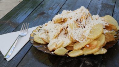 Mittagessen mit Hartkäse und Kartoffeln