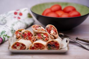 Selbst gemachte vegetarische Wraps mit Füllung