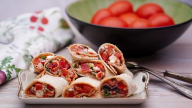 Selbst gemachte vegetarische Wraps mit Füllung