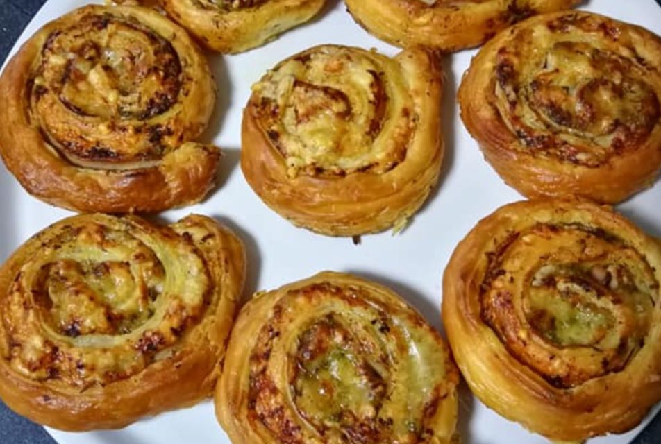 Blätterteigschnecken mit Schinken, Salami und Käse