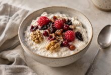 Haferflocken mit Quark, Beeren, Trockenfrüchten und Walnüssen – mit KI erstellt [Bildinhalt mit KI erstellt]