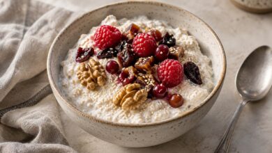 Haferflocken mit Quark, Beeren, Trockenfrüchten und Walnüssen – mit KI erstellt [Bildinhalt mit KI erstellt]