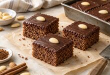 Gewürzkuchen vom Blech mit Schokoladenglasur und Mandeln – mit KI erstellt [Bildinhalt mit KI erstellt]