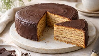 Angeschnittener Baumkuchen mit feinen gebackenen Schichten – mit KI erstellt [Bildinhalt mit KI erstellt]
