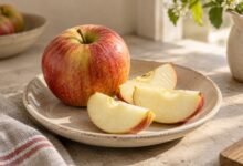 Frischer Apfel mit geschnittenen Apfelspalten – mit KI erstellt [Bildinhalt mit KI erstellt]