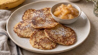 Bananen-Eier-Pfannkuchen mit Apfelkompott – mit KI erstellt [Bildinhalt mit KI erstellt]