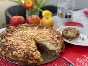 Apfelcremetorte mit Vanillepudding und Mandeln