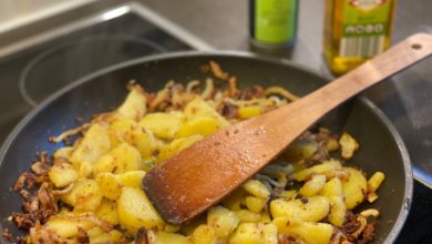 Bratkartoffen knusprig mit Zwiebeln anbraten