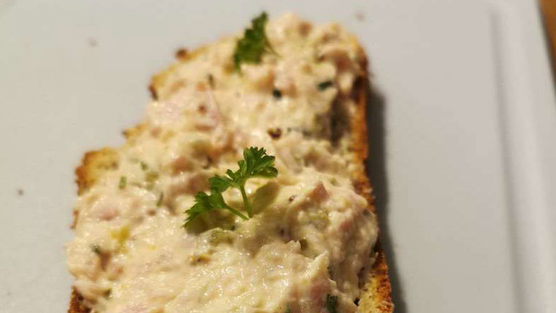 Brotaufstrich proteinreich mit Ei und Schinken