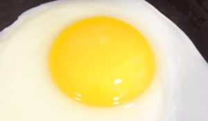 Wie macht man Spiegelei? Wie brate ich ein Spiegelei?