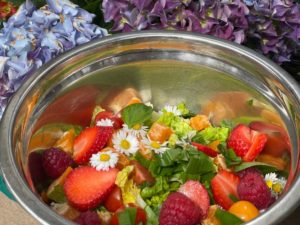Dressing für Wildkräutersalat – Rezept mit Himbeer-Walnuss-Senf
