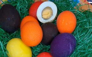 Glitzereier selber machen – hübsche Glitzer Ostereier im Topf kochen