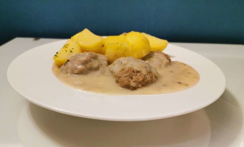 Königsberger Klopse mit Kapern und Kartoffeln