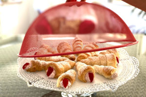 Schillerlocken Gebäck süß gefüllt mit Mascarpone Himbeer Creme