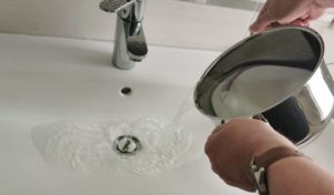 Wasser weggießen