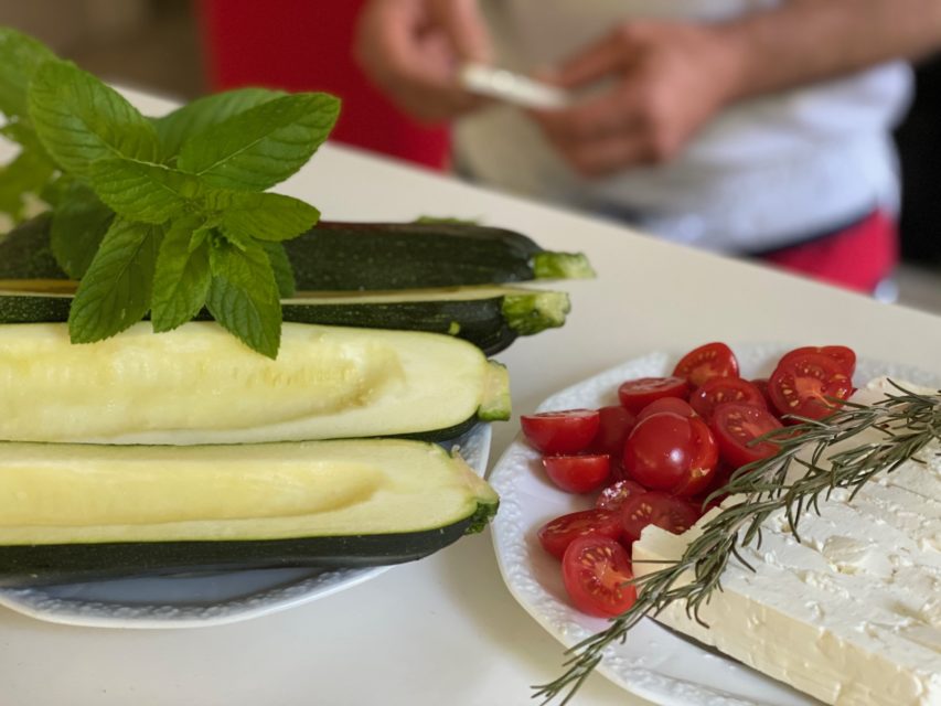Zubereitung der gegrillten Zucchini mit Feta